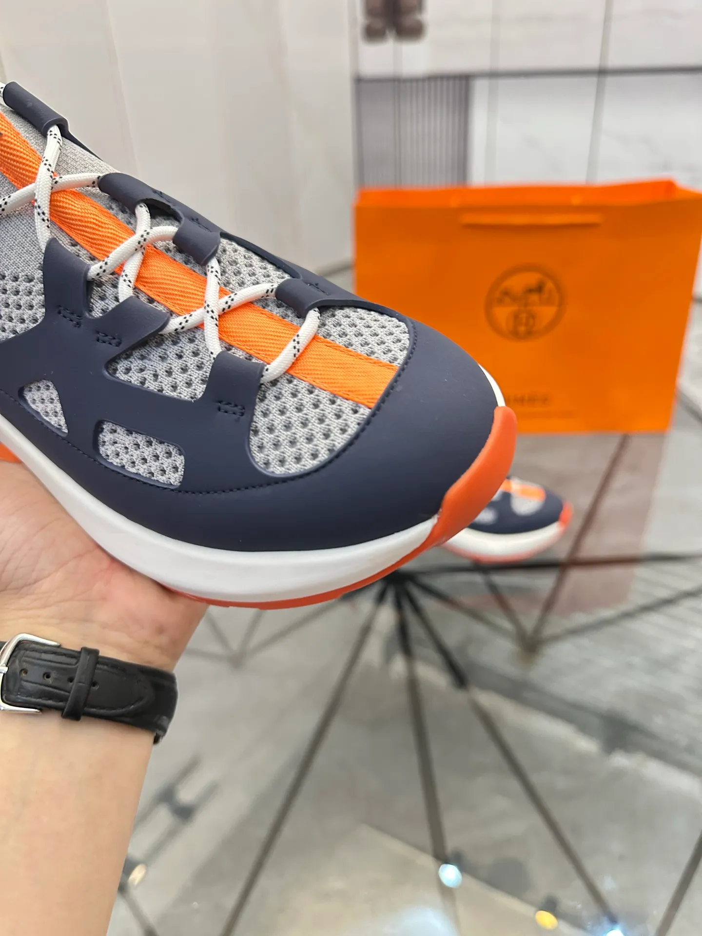 Men's shoes for sale 💰: 💰P660¥ High-end top quality Product trademark: Hermes *"Hermès*" low-top casual shoes Regular size: 38-45 (can be customized to 46) Product materials: upper imported first-layer cowhide stitched with original fabric, original rubber sheet, breathable lining, cowhide foot pads, original outsole. No.: 001